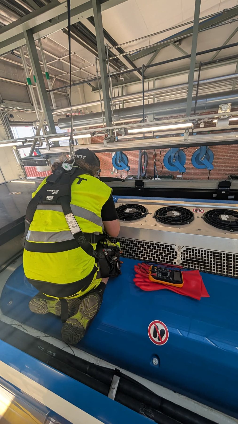 Trint-tekniker utför högvoltsarbete på batteripaket