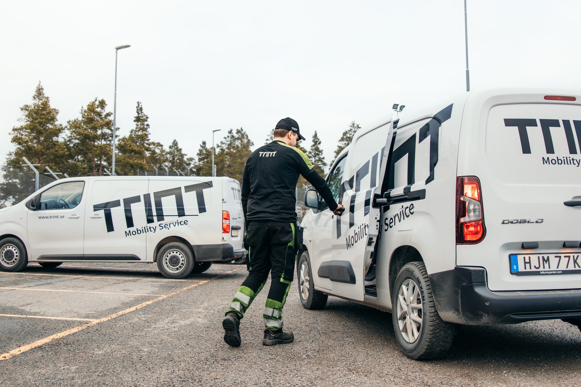 Trint-tekniker vid servicebilar på depå